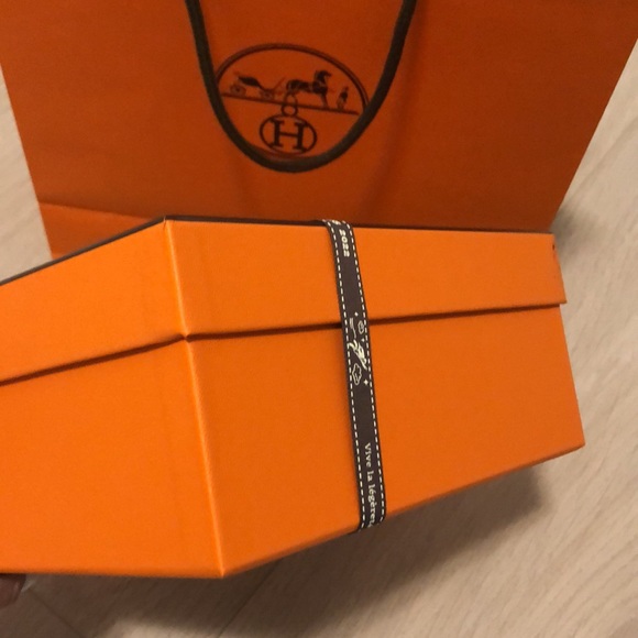 Hermes Box with Bag and Magazines SOLD - Picture 3 of 12
